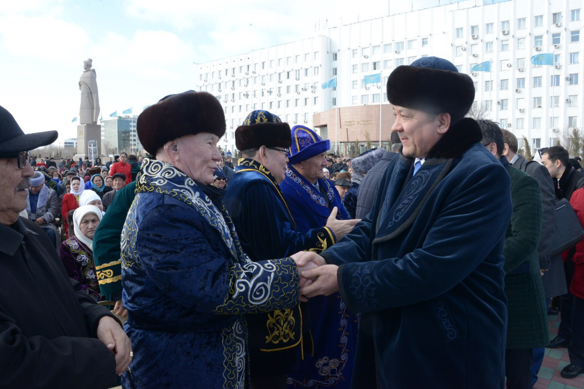 В Атырау «Көрісу» отметили айтысом акынов, конкурсом знатоков бата, плэнером художников, ярмаркой национальных напитков и блюд