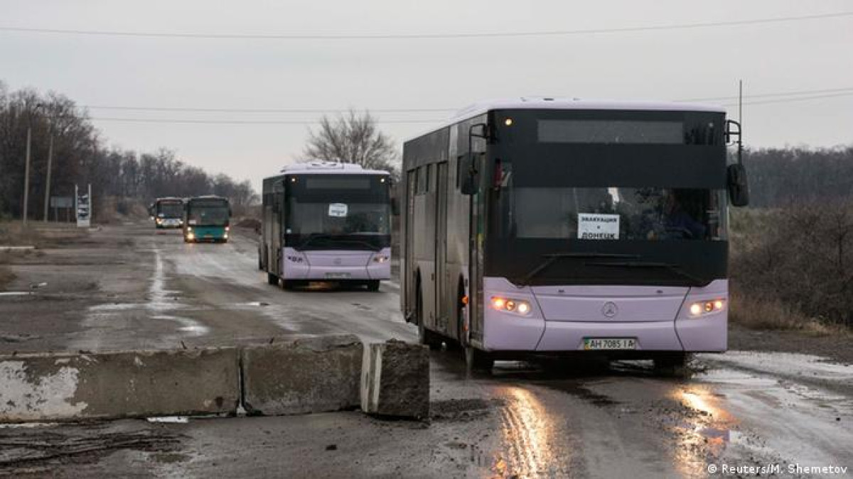 В поселке Озерный продолжается эвакуация местных жителей