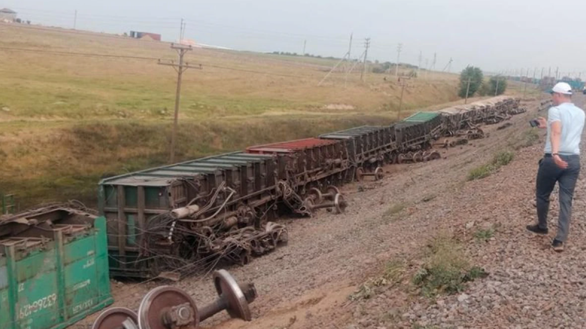 "Шымкент-Арыс" пойызының 18 жүк вагоны рельстен шығып кетті