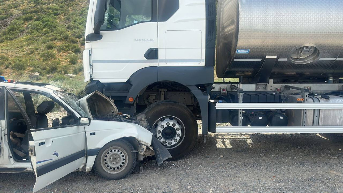 Алматы-Өскемен тас жолында жеңіл автокөлік жүк көлігінің астына кіріп кетті