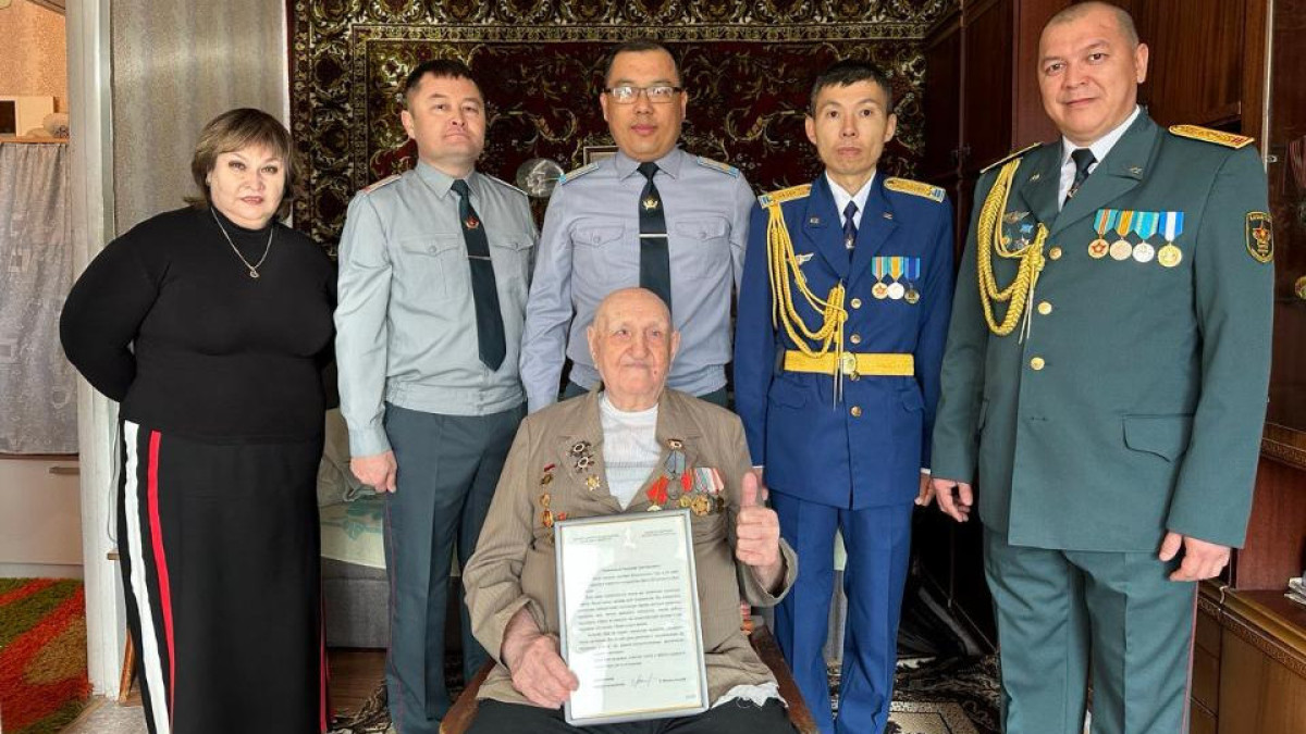 Военнослужащие поздравили ветерана с двойным праздником в Павлодаре