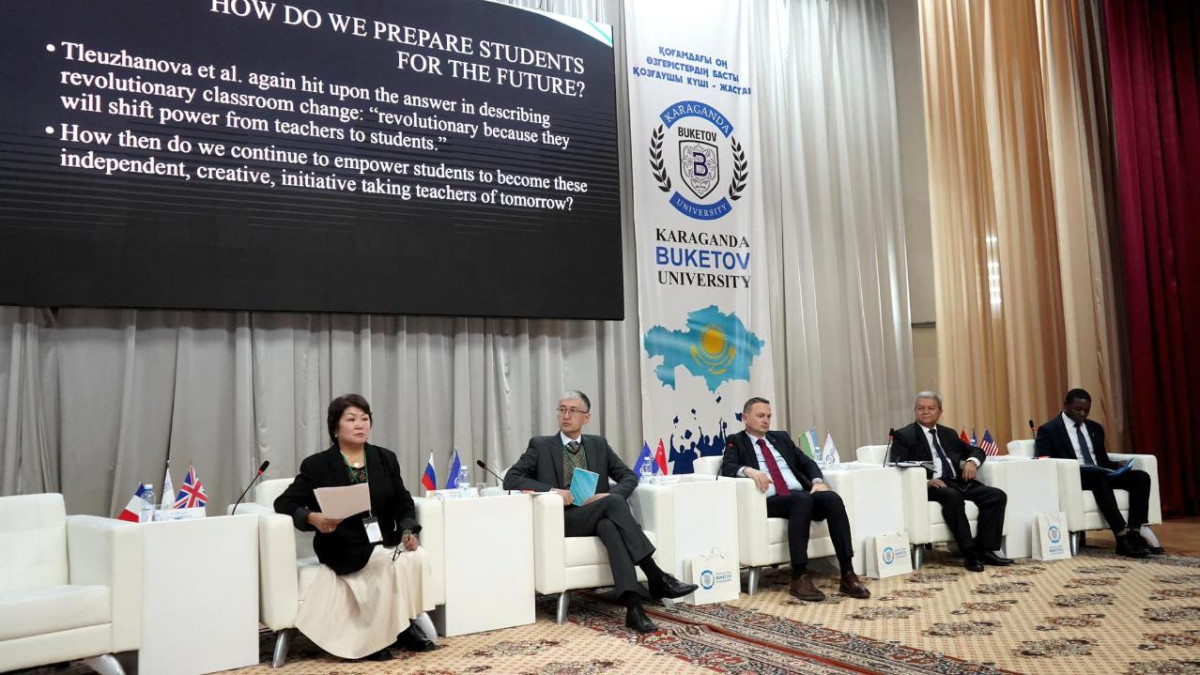 Development of foreign language education   discussed at university in Karaganda