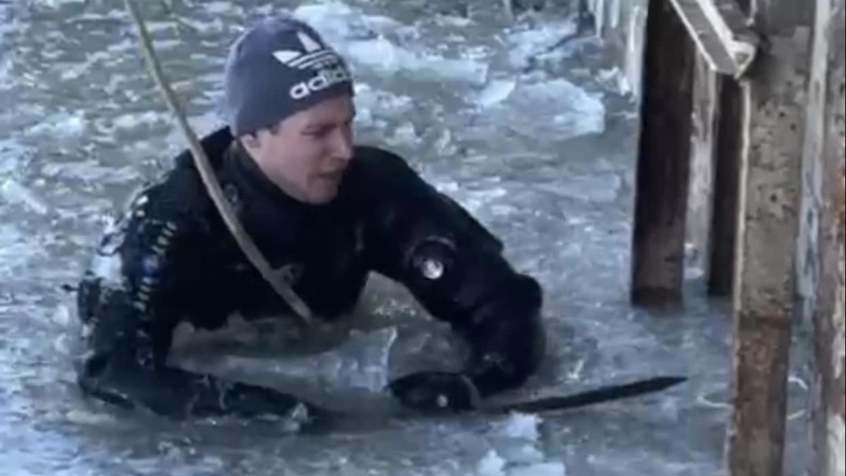 Водолаз спустился в ледяную воду и спас Атырау от ЧП после мороза Водолаз спустился в ледяную воду и спас Атырау от ЧП после мороза