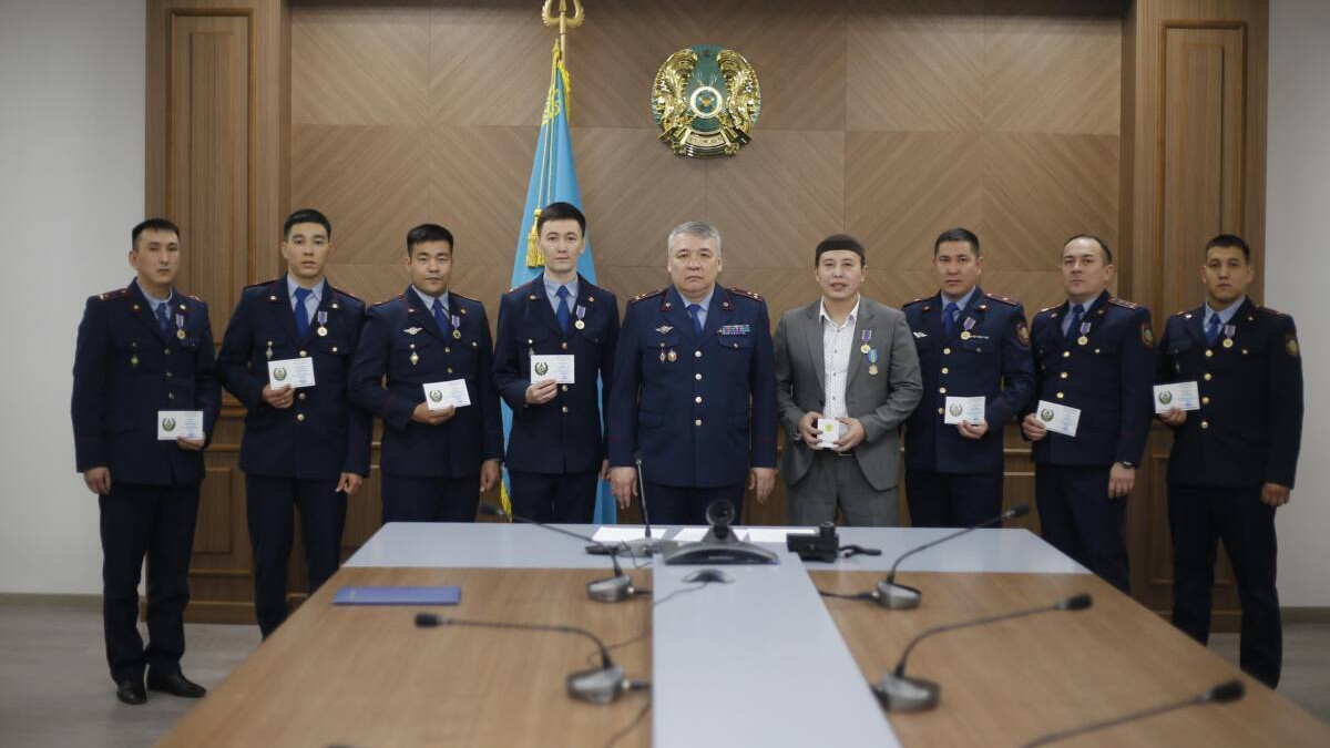 Атырау облысында суға батқан әйелді құтқарған полиция қызметкерлері марапатталды