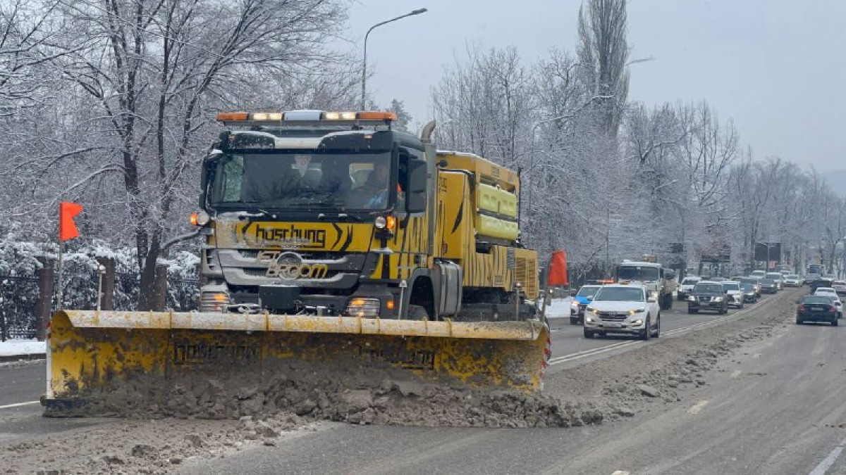 Алматыда жүк көлігімен 3750 рейс қар шығарылды