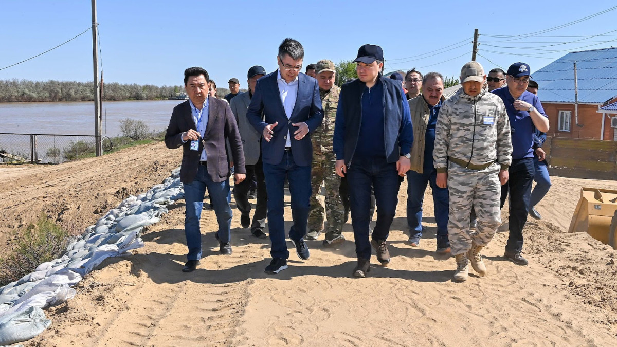 Olzhas Bektenov inspects bank reinforcement of Atyrau's residential areas in anticipation of second flood peak