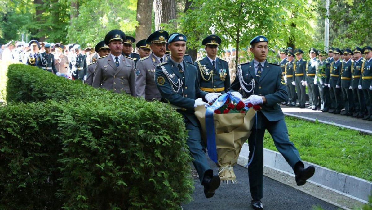 В Алматы почтили память первого министра обороны Казахстана
