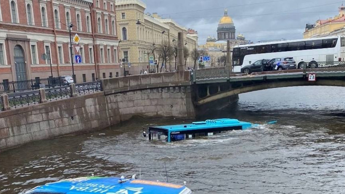 Жолаушы толы автобус көпірден өзенге құлап кетті: төрт адам мерт болды