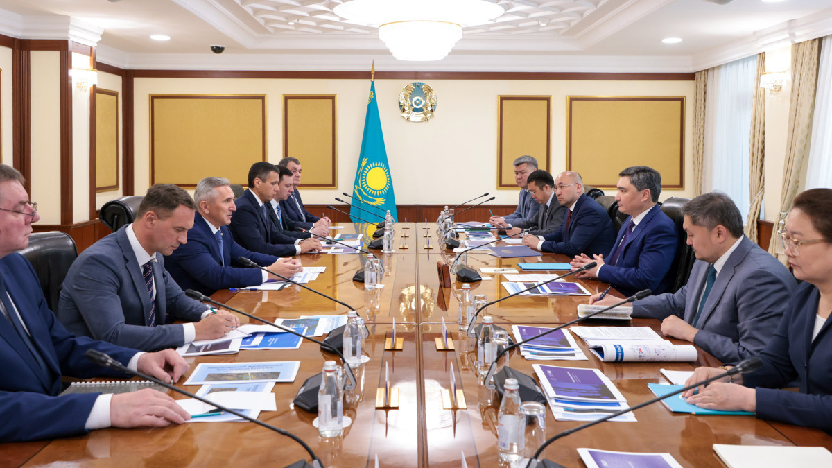 Kazakh PM Olzhas Bektenov discusses with Governor of Tyumen Region issues of cross-border and interregional cooperation