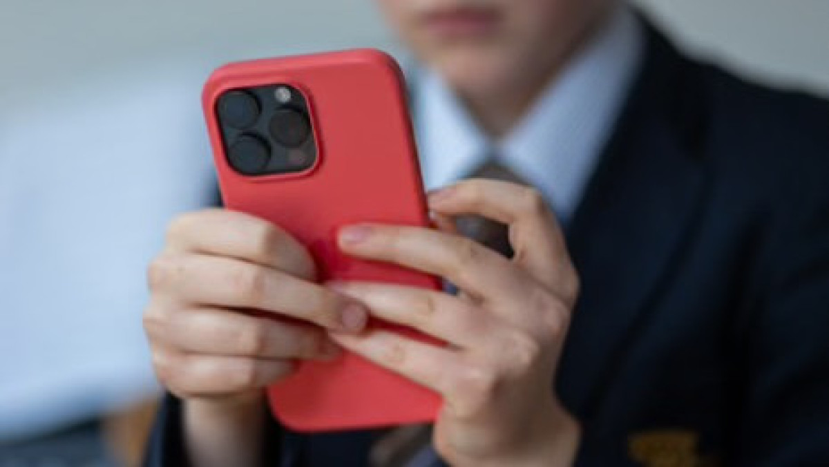 Australia plans social media ban for under-16s