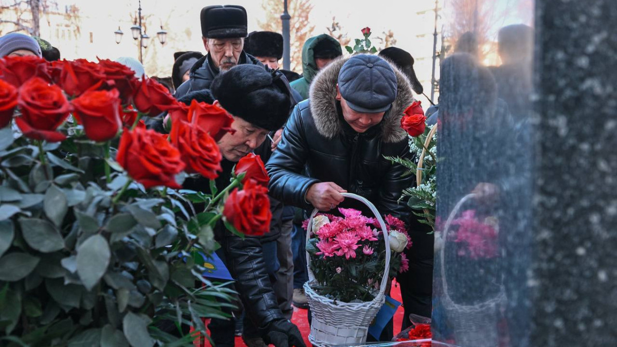 В память о подвиге сынов Независимости: к памятнику героя Желтоқсана в Семее возложили цветы