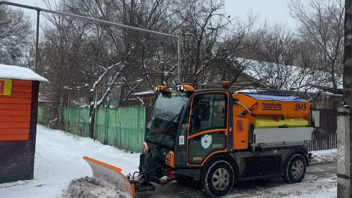 Алматыда қар күреуге мыңнан астам жұмысшы жұмылдырылды