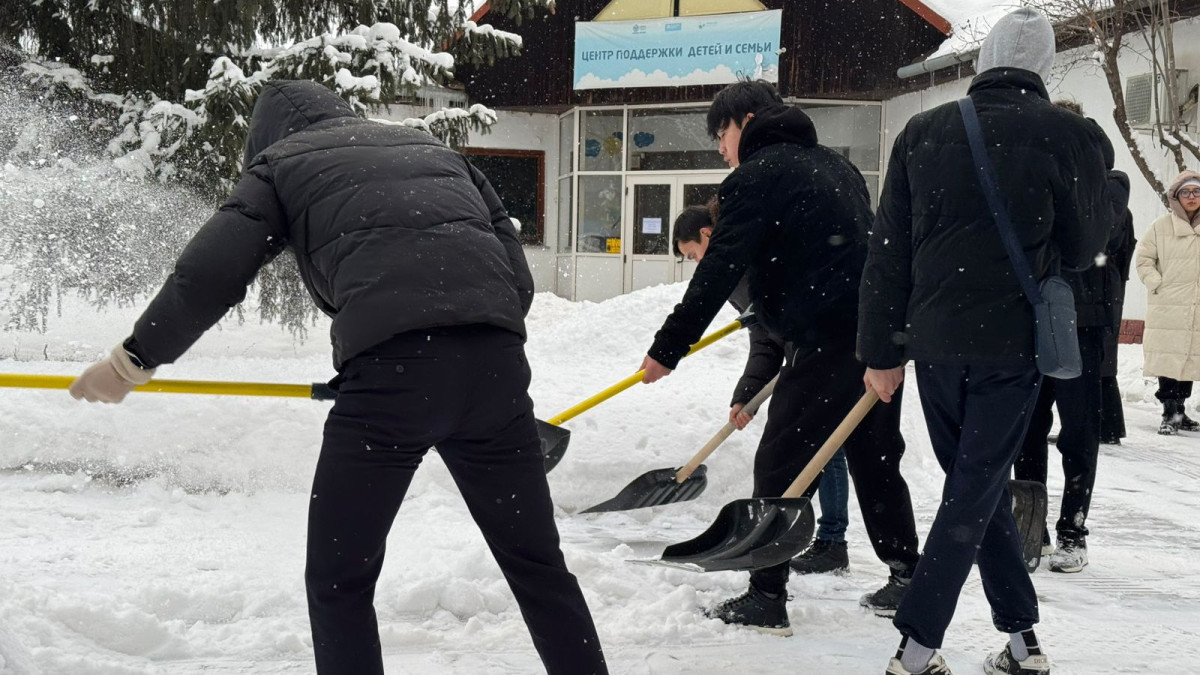 Молодежь Алматы поддержала коммунальщиков мегаполиса в снегопад