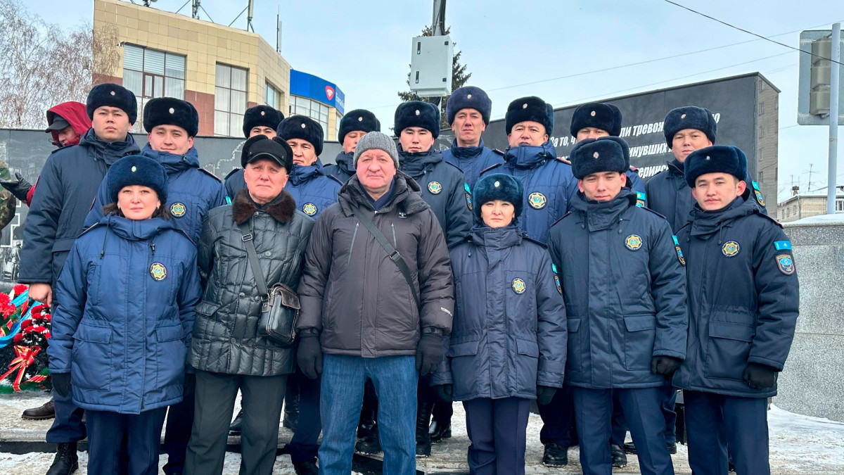 В память о воинах-интернационалистах: спасатели ДЧС ВКО возложили цветы к памятнику воинам-афганцам