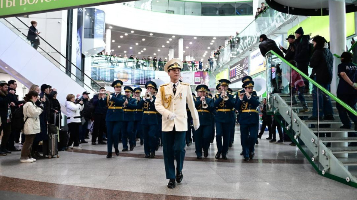 Астана әуежайында өнер көрсеткен әскери оркестр көпті таңқалдырды