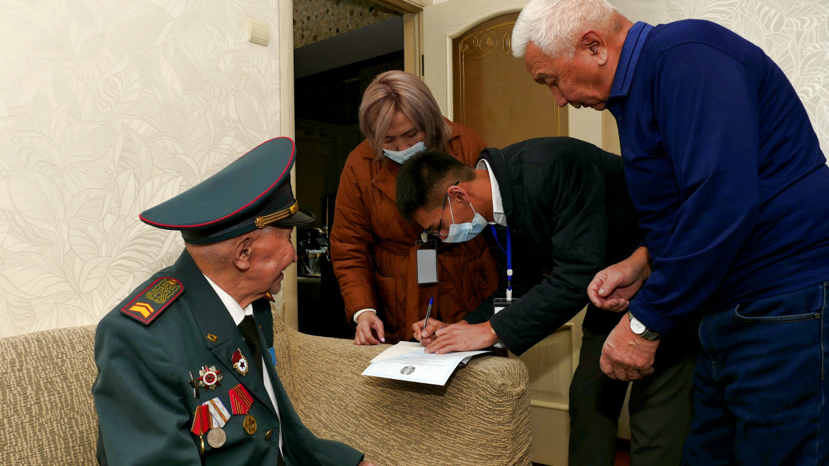 102-летний ветеран Великой Отечественной Войны проголосовал на выборах в Алматы