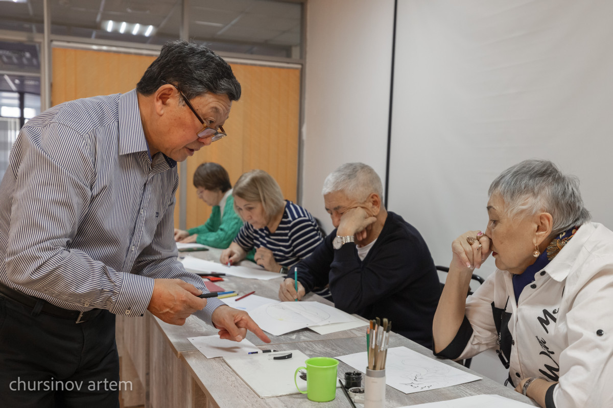 Қарттардың белсенді өмірі: шахмат, теннис, би және сурет