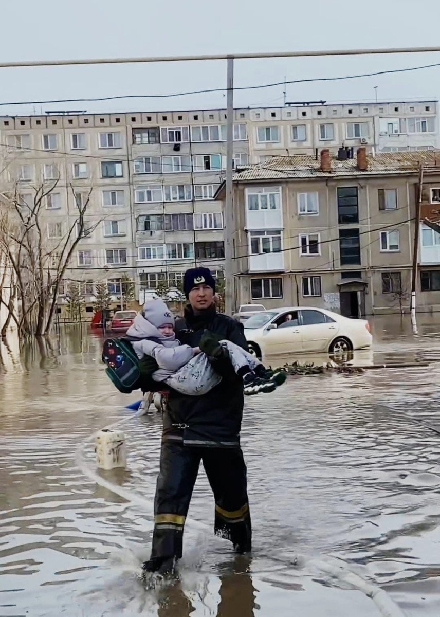 Су басқан өңірлерде құтқарушылар мен еріктілер қалай жұмыс істеп жатыр