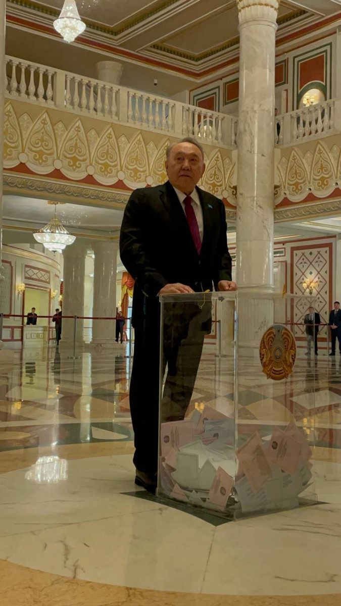 Nursultan Nazarbayev votes at early parliamentary election