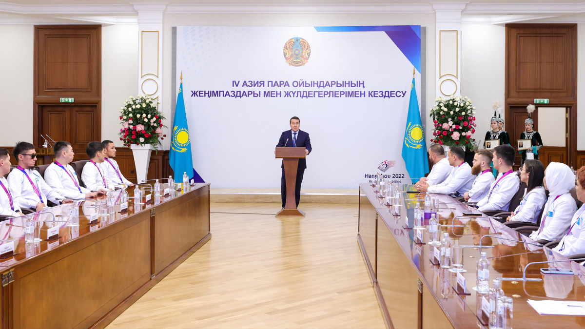 Kazakh PM Alikhan Smailov meets with winners of  IV Asian Para Games