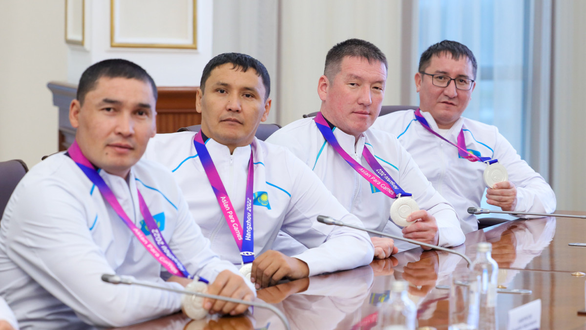 Kazakh PM Alikhan Smailov meets with winners of  IV Asian Para Games