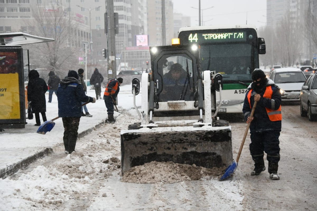 Елордада 2,5 мың жұмысшы қар тазалауға шықты