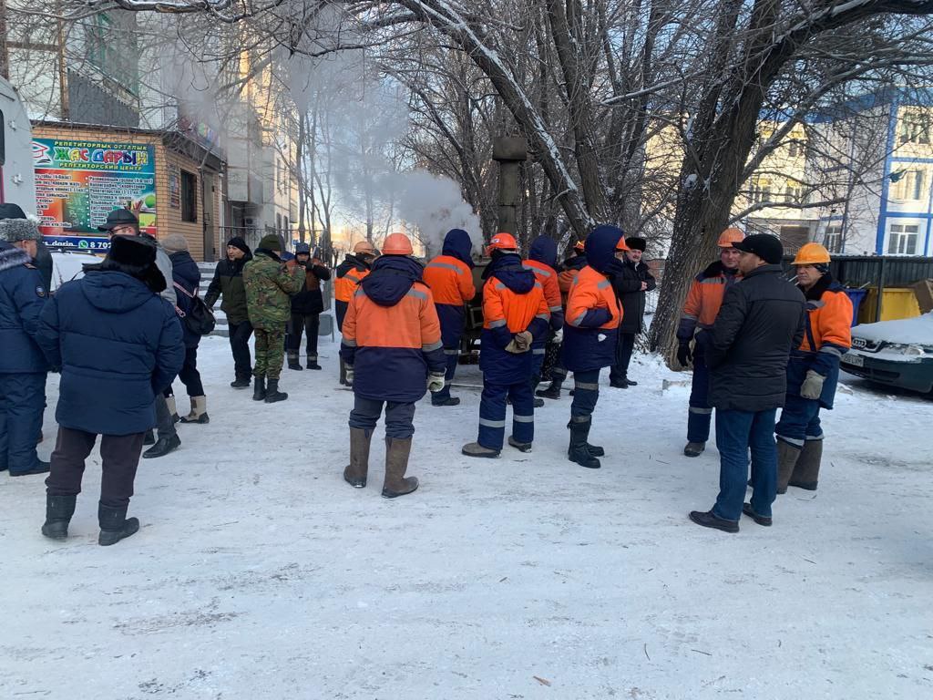 Фоторепортаж: Екібастұзда бұзылған жылу жүйесі жөнделіп жатыр