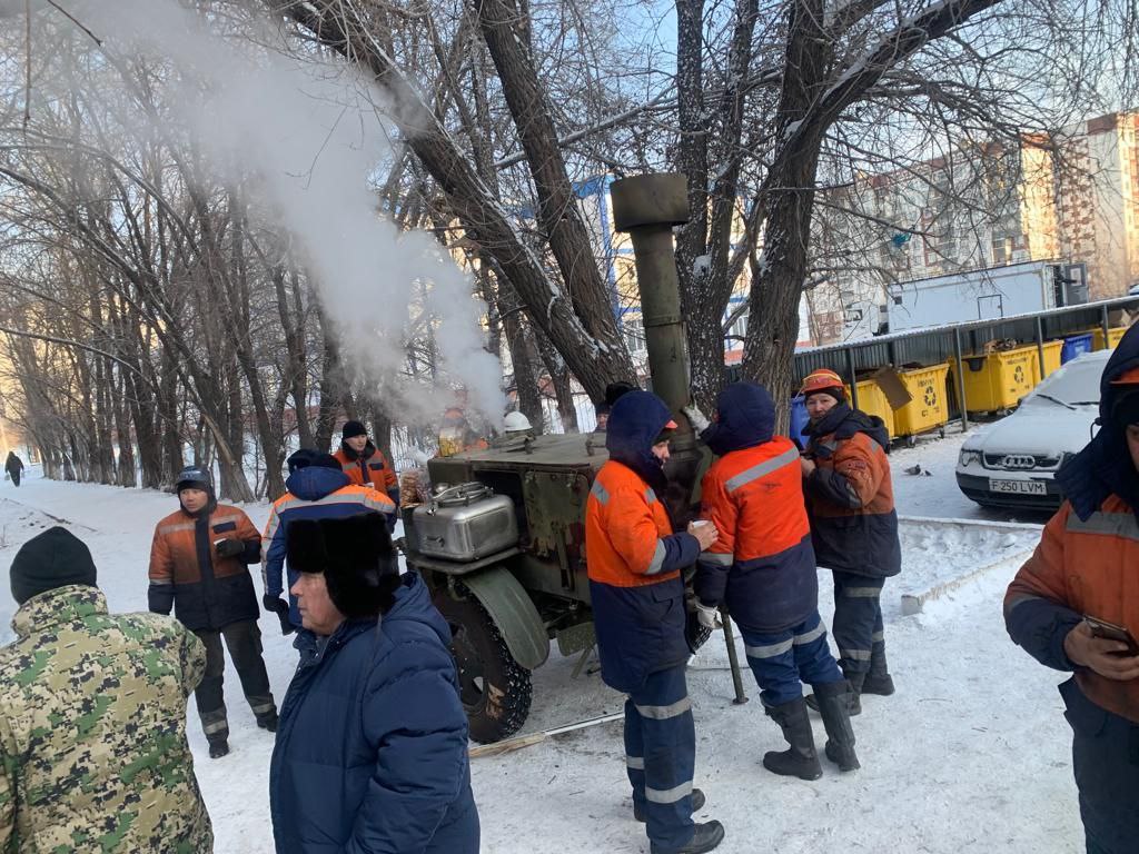 Фоторепортаж: Екібастұзда бұзылған жылу жүйесі жөнделіп жатыр