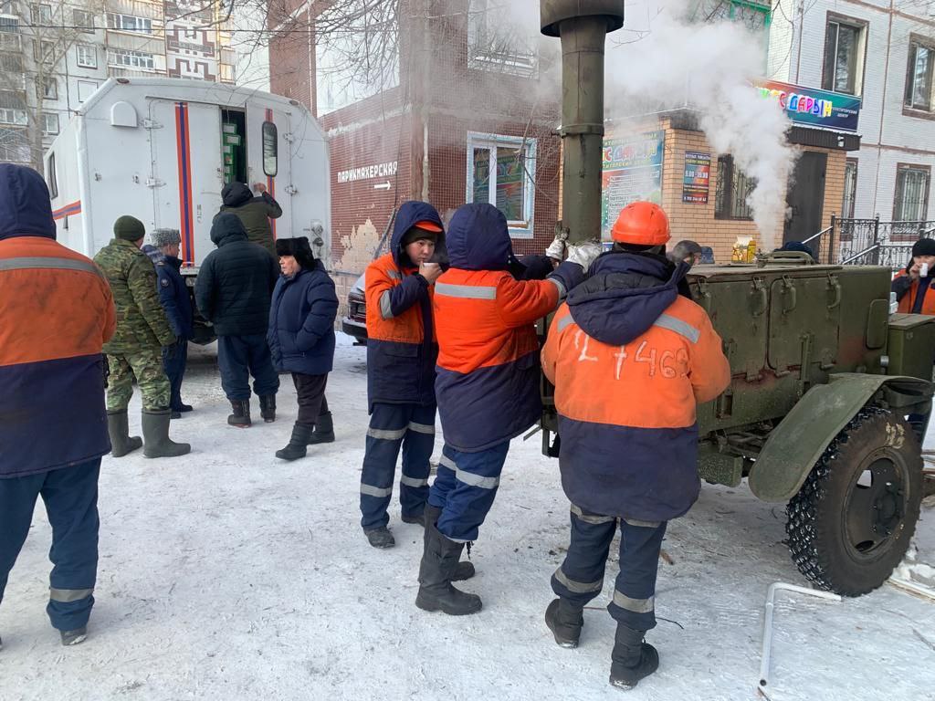 Фоторепортаж: Екібастұзда бұзылған жылу жүйесі жөнделіп жатыр