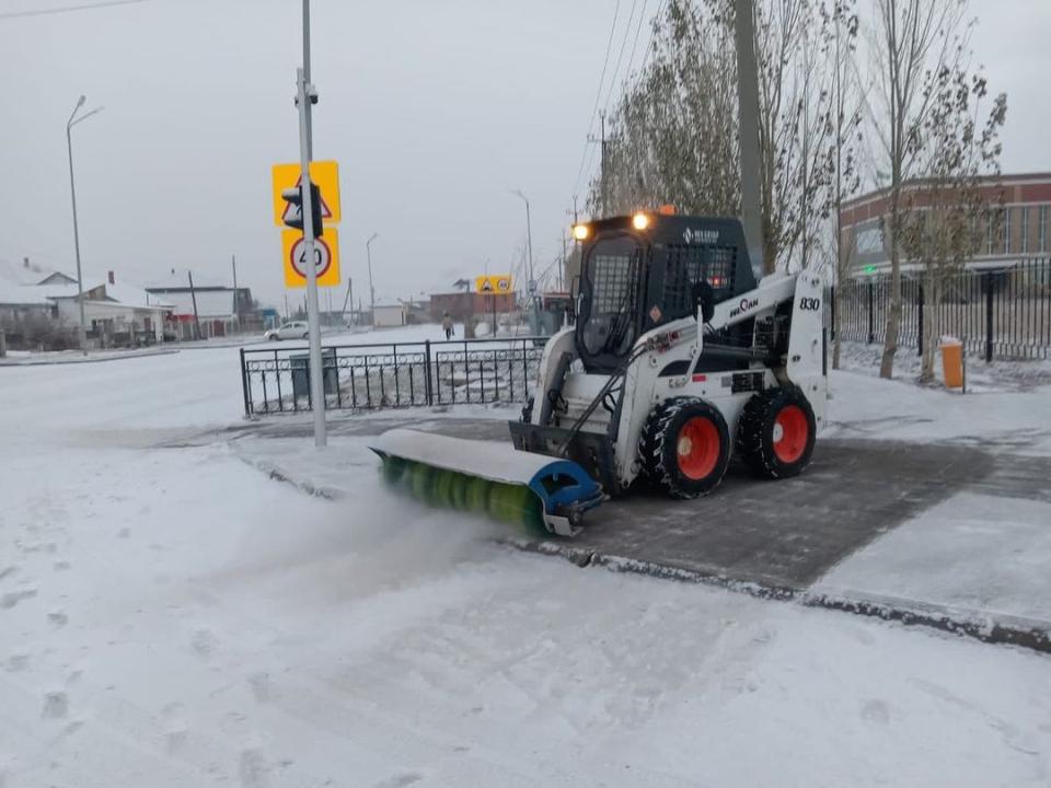 Больше 2 тыс рабочих вышли очищать Астану от снега