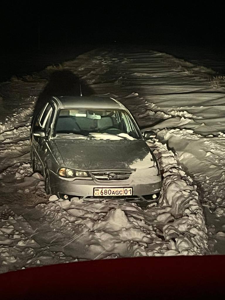 Спасатели вызволяют людей из снежного плена