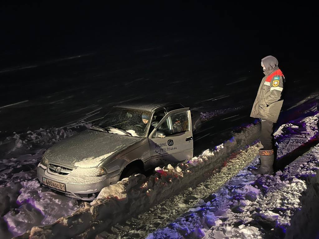 Спасатели вызволяют людей из снежного плена