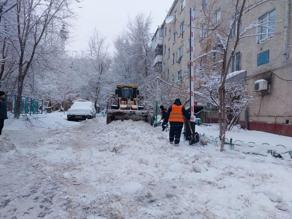 Астану расчищают после небывалого ночного снегопада