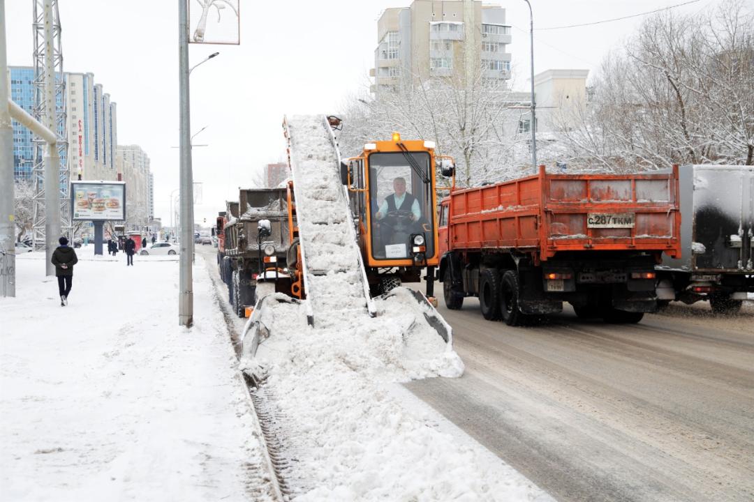 Астану расчищают после небывалого ночного снегопада