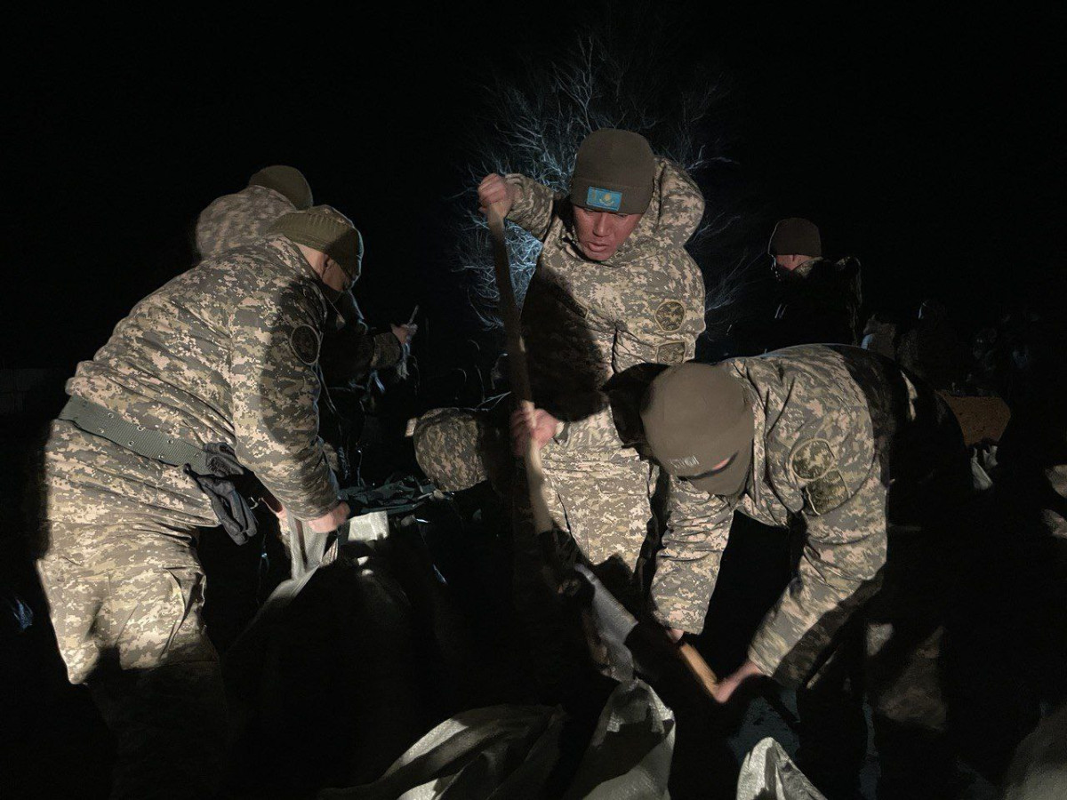 Военные и волонтеры помогают бороться с паводками в Туркестанской области