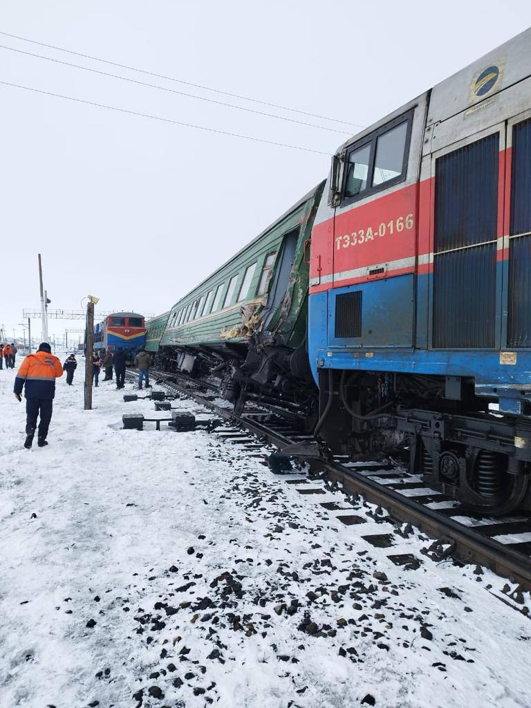 Пассажирский поезд и тепловоз столкнулись в Актюбинской области