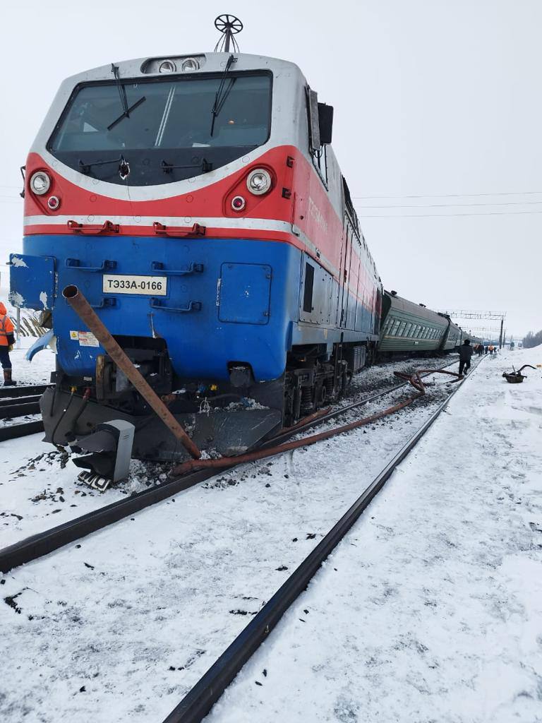 Пассажирский поезд и тепловоз столкнулись в Актюбинской области