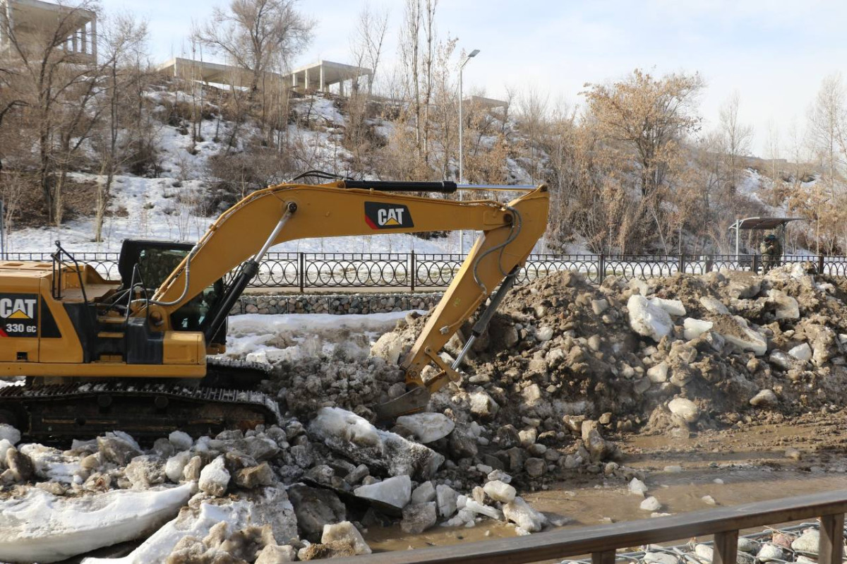 В Алматы в ходе учений МЧС, очистили русло реки Есентай