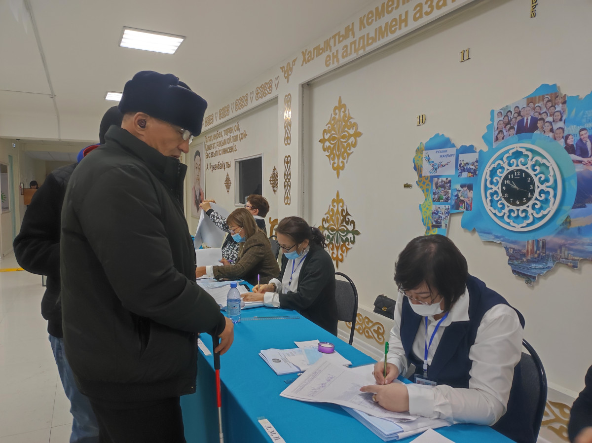 Инватакси зағип жандарды сайлау учаскелеріне жеткізуде