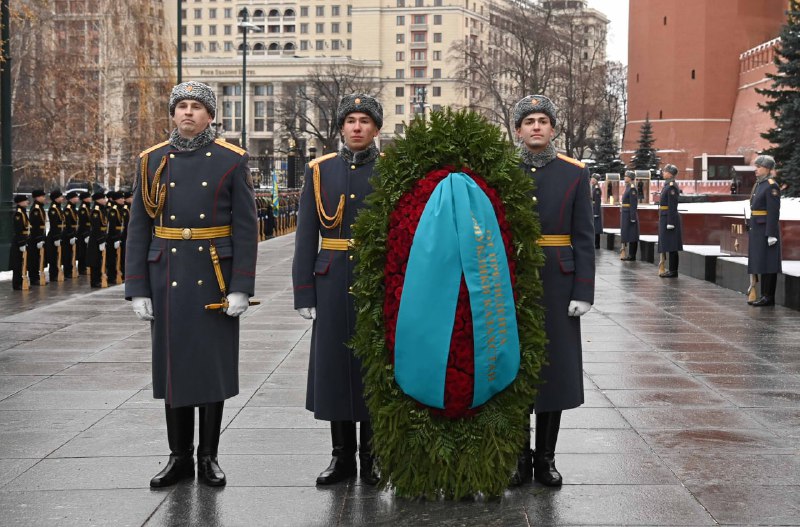 Токаев возложил цветы к памятнику неизвестного солдата в Москве