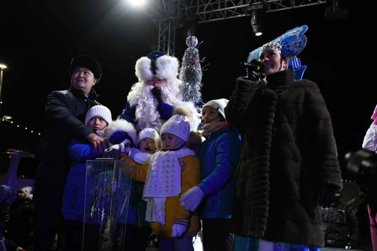 Фоторепортаж: в Астане зажгли новогоднюю елку