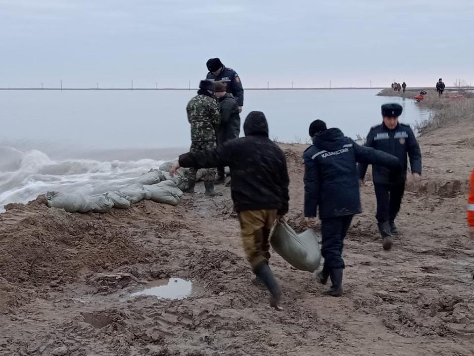 Более тысячи спасателей ликвидируют подтопления в двух регионах страны