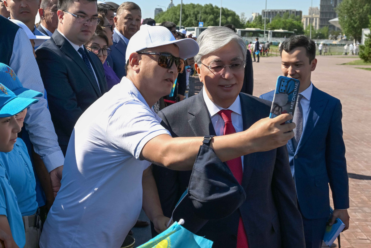 Президент принял участие в церемонии поднятия Государственного флага