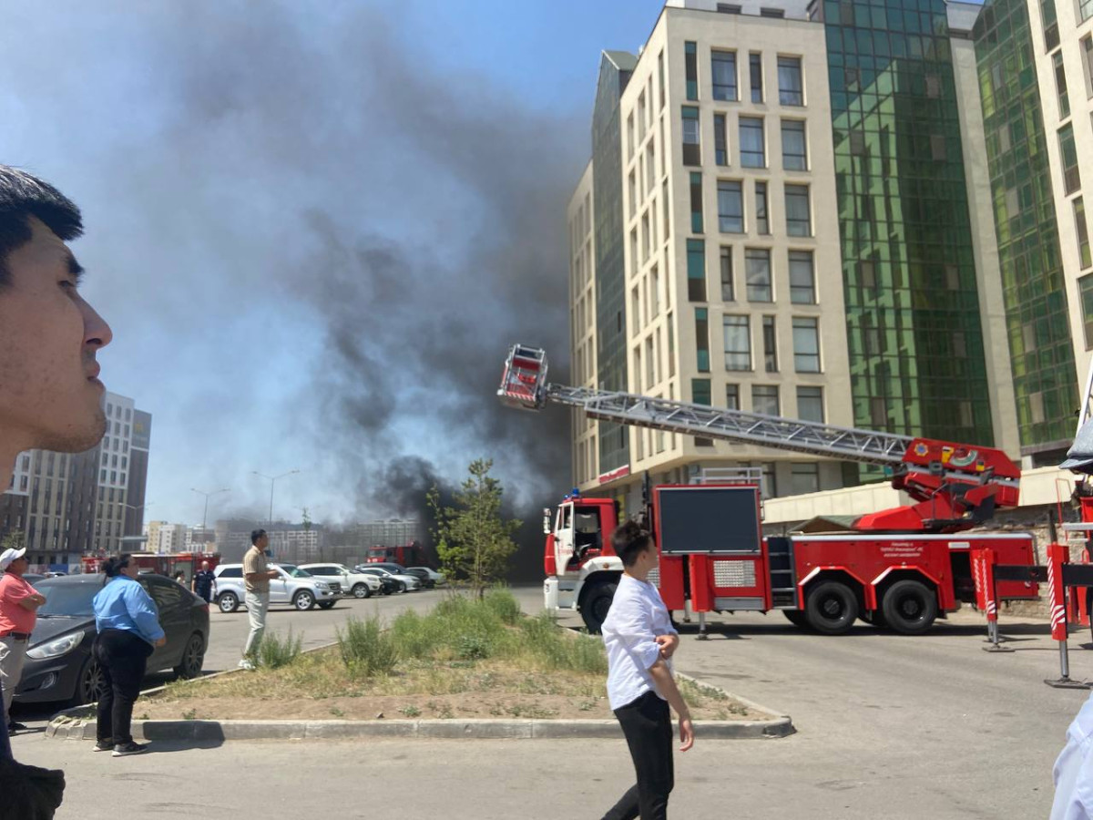 Автомобиль загорелся на паркинге одного из столичных ЖК