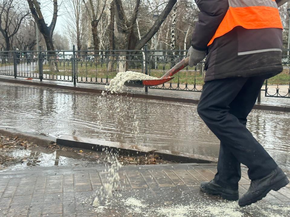 Что творится в Астане: школьников перевели на дистанционку, автобусы ходят с задержками