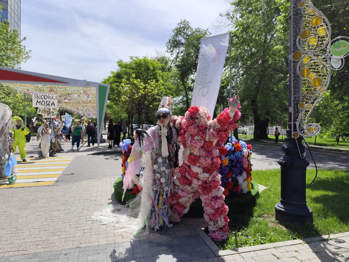 Миллион тенге получил алматинский студент за скульптуру из пакетов и бутылок