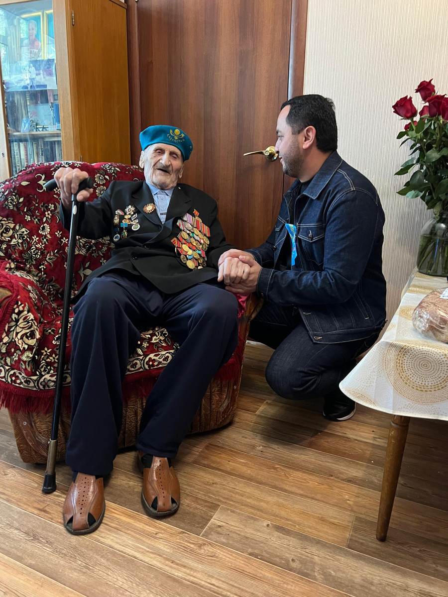 Члены Ассамблеи народа Казахстана поздравили ветеранов с Днем Победы