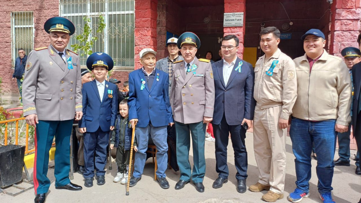 Члены Ассамблеи народа Казахстана поздравили ветеранов с Днем Победы