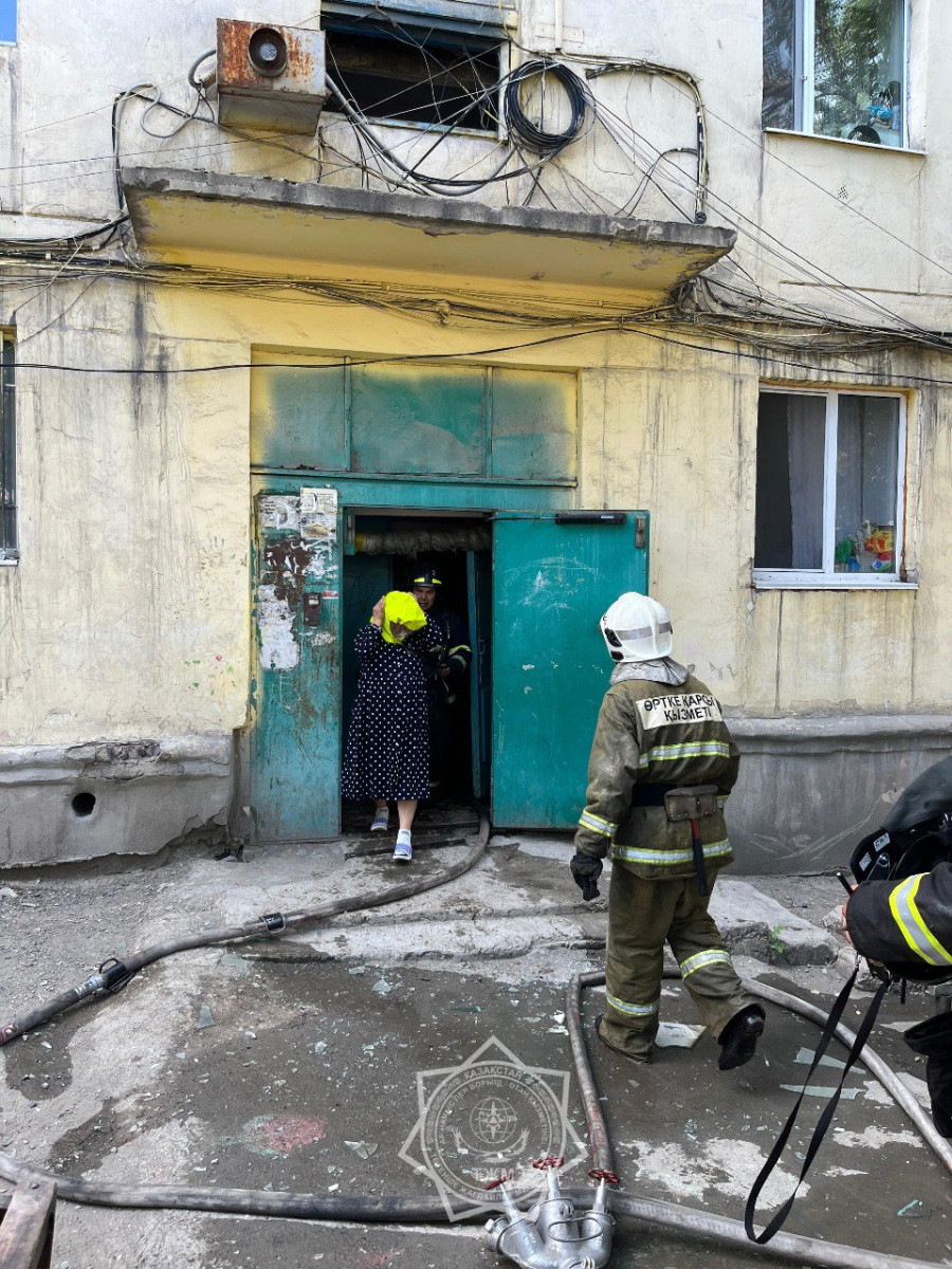 Четыре ребенка спасено при пожаре в многоэтажке Сатпаева