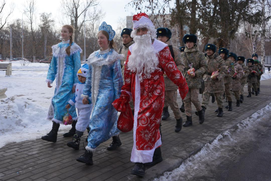 Дед Мороз с мешком подарков спустился с крыши и пролез в окно в Алматы